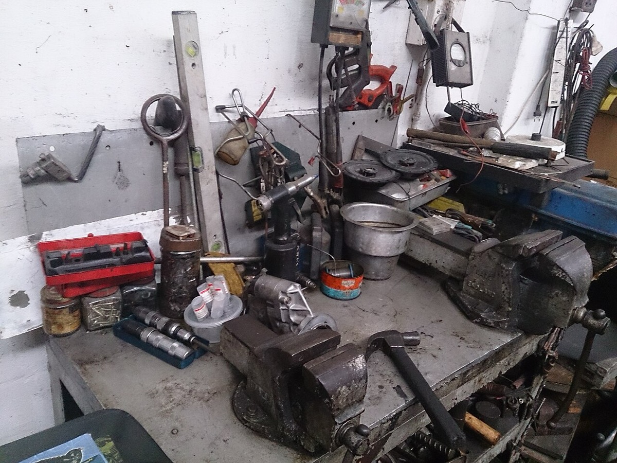 工具のある自動車整備工場の作業場